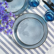 ceramiczny elegancki komplet talerzy w nowoczesnym stylu na stole 