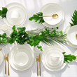 zastawa porcelanowa na stole z góry