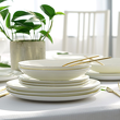 zastawa porcelanowa i złote sztućce