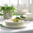 talerze porcelanowe na stole