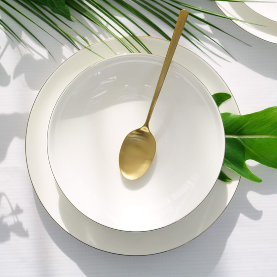 talerze obiadowe ze złotem i złota łyżka