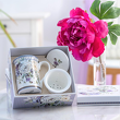 kubek porcelanowy z zaparzaczem w zestawie prezentowym