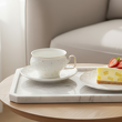 filiżanka i talerzyk: porcelana ze złotem