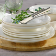 oryginalna zastawa porcelanowa z wypukłym wzorem i złotą obwódką