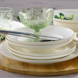 oryginalna zastawa porcelanowa z wypukłym wzorem i złotą obwódką
