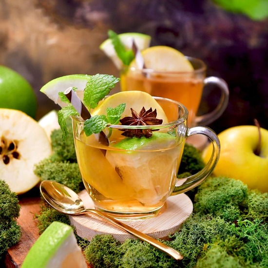 szklane filiżanki do herbaty i złota łyżeczka