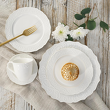oryginalne talerze porcelanowe i filiżanka z tłoczonym wzorem 