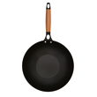 Czarny wok z drewnianą rączką, z góry