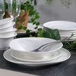 elegancki zestaw talerzy z białej porcelany na stole