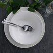 elegancki zestaw talerzy z białej porcelany z nieregularnym kształtem na prezent