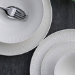 elegancki zestaw talerzy z białej porcelany na prezent