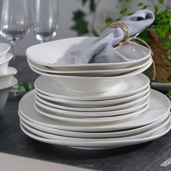 elegancki zestaw talerzy z białej porcelany