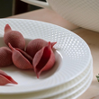 Komplet talerzy z białej porcelany