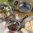 szare garnki aluminiowe ze szklanymi przykrywkami, z góry