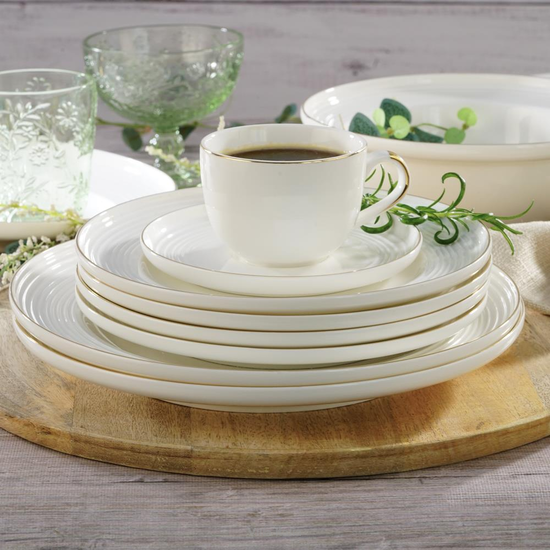 nowoczesna zastawa porcelanowa z wypukłym wzorem i złotą obwódką
