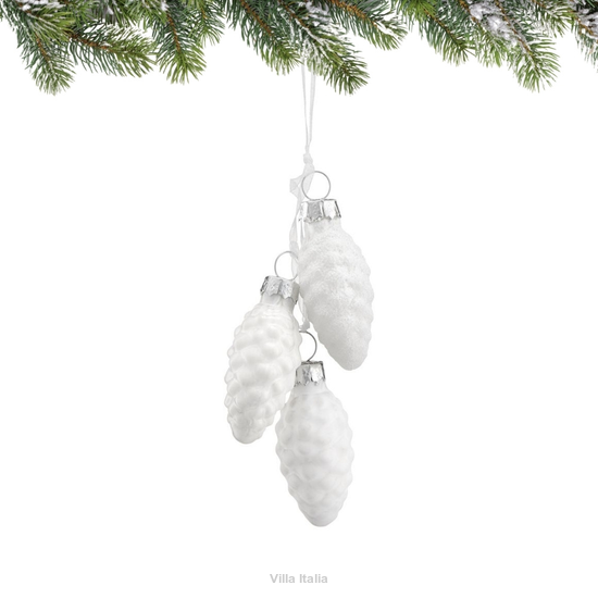 Zawieszka z białymi bombkami w kształcie szyszek