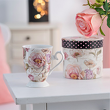kubek porcelanowy w kwiaty, na stopce, z pudełkiem ozdobnym