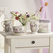 naczynia porcelanowe w kwiaty na stoliku