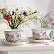 Filiżanki porcelanowe w kwiaty na stoliku