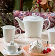 filiżanka do kawy, cukiernica, mlecznik i dzbanek z białej porcelany kostnej