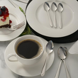 łyżeczki do herbaty i do espresso na zastawie porcelanowej