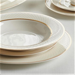 elegancki serwis porcelanowy w ciepłym odcieniu