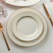 elegancki serwis porcelanowy w ciepłym odcieniu