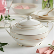 elegancki serwis porcelanowy w ciepłym odcieniu