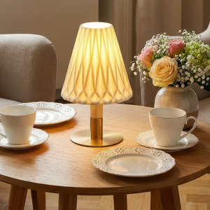 Lampa stołowa z porcelanowym kloszem 26 cm BONEGA
