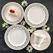 zestaw talerzyków deserowych i filiżanka do kawy z ażurowej porcelany z elegancką linią złota na obrzeżu