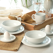 naczynia śniadaniowe porcelanowe na stole