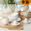 naczynia śniadaniowe porcelanowe na stole