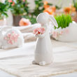 Zając porcelanowy z kwiatkami w łapkach