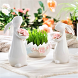 Zajączki porcelanowe z kwiatkami w łapkach i osłonka w kształcie skorupki jajka