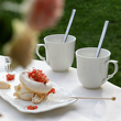 kubki porcelanowe do kawy i herbaty z łyżeczkami i półmisek prostokątny do ciasta