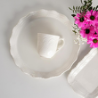 Kubek porcelanowy retro i talerze do ciasta z reliefem