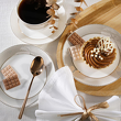 eleganckie talerzyki z porcelany ze złotym wykończeniem