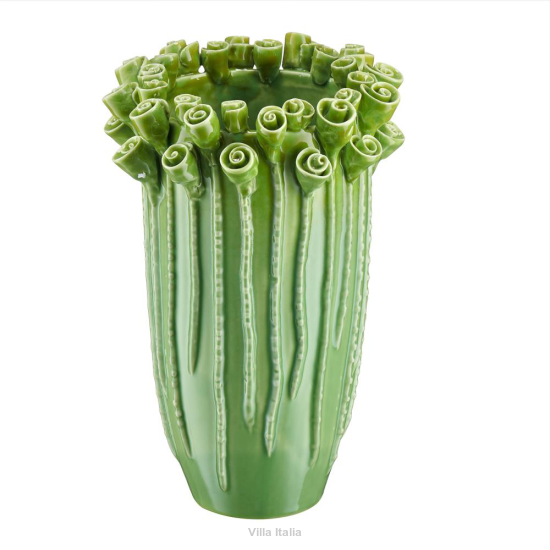 Zielony wazon zdobiony kwiatami