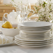 eleganckie talerze porcelanowe na stole