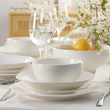 eleganckie talerze porcelanowe i miseczki na stole