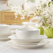 eleganckie talerze porcelanowe i miseczki na stole