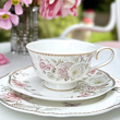 elegancka porcelanowa filiżanka w kwiatki na stół