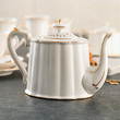 elegancki dzbanek do herbaty z kremowej porcelany ze złotem