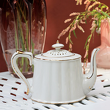 czajnik porcelanowy z ażurową przykrywką z kremowej porcelany, dekorowany ręcznie złotem