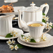 dzbanek do herbaty, mlecznik i filiżanka do herbaty ze spodkiem na ażurowym talerzyku porcelanowym