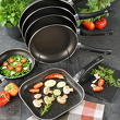 aluminiowe patelnie na indukcję, z bakelitowymi uchwytami 