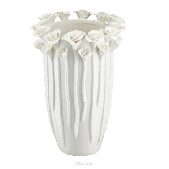 Biały wazon porcelanowy zdobiony różami