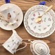 Gustowny komplet kawowy z kremowej porcelany ręcznie malowany złotem