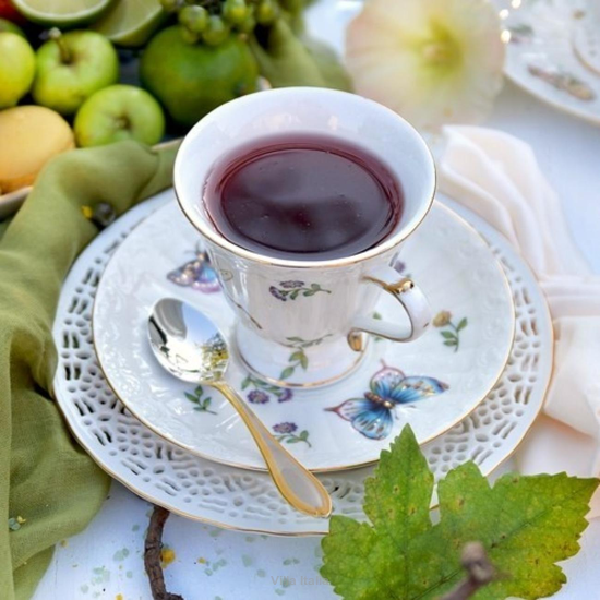 Porcelanowa filiżanka do herbaty w na ogrodowym stole