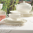 porcelanowy komplet obiadowy na stole 